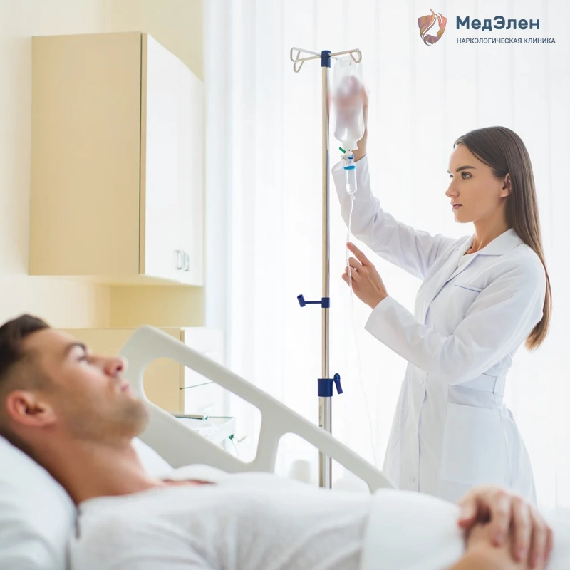 Врач ставит капельницу с физраствором пациенту
